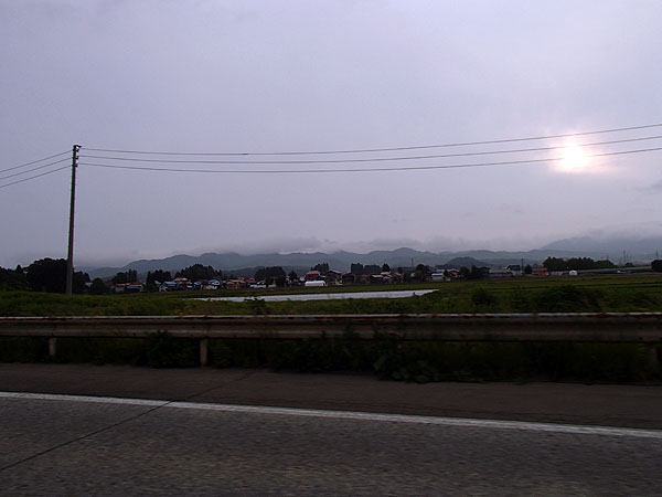 右側には雲に覆われた太陽が見え始めた